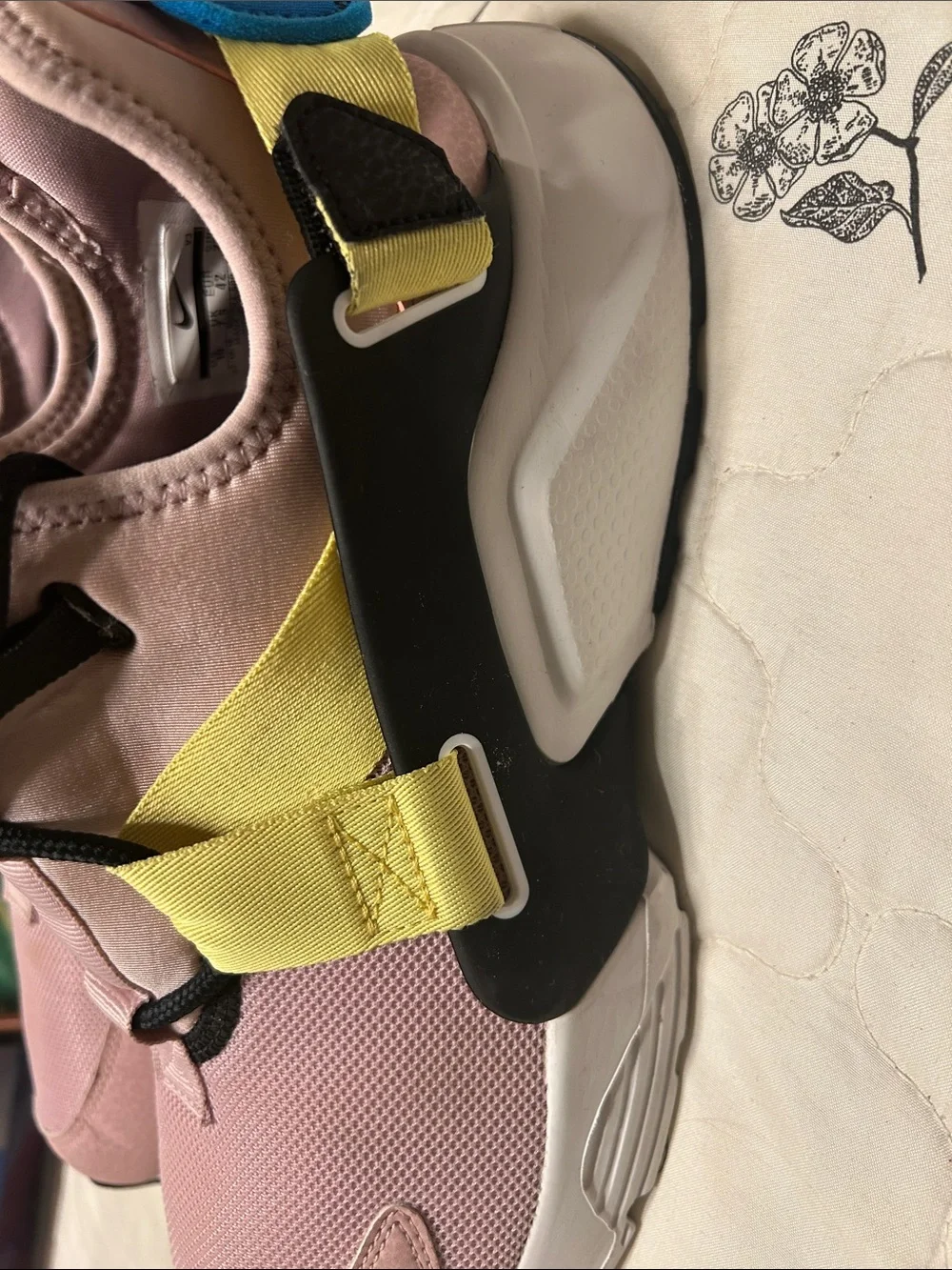 Nike Air Huarache city low plum chalk size 10 GUC - Picture 3 of 16